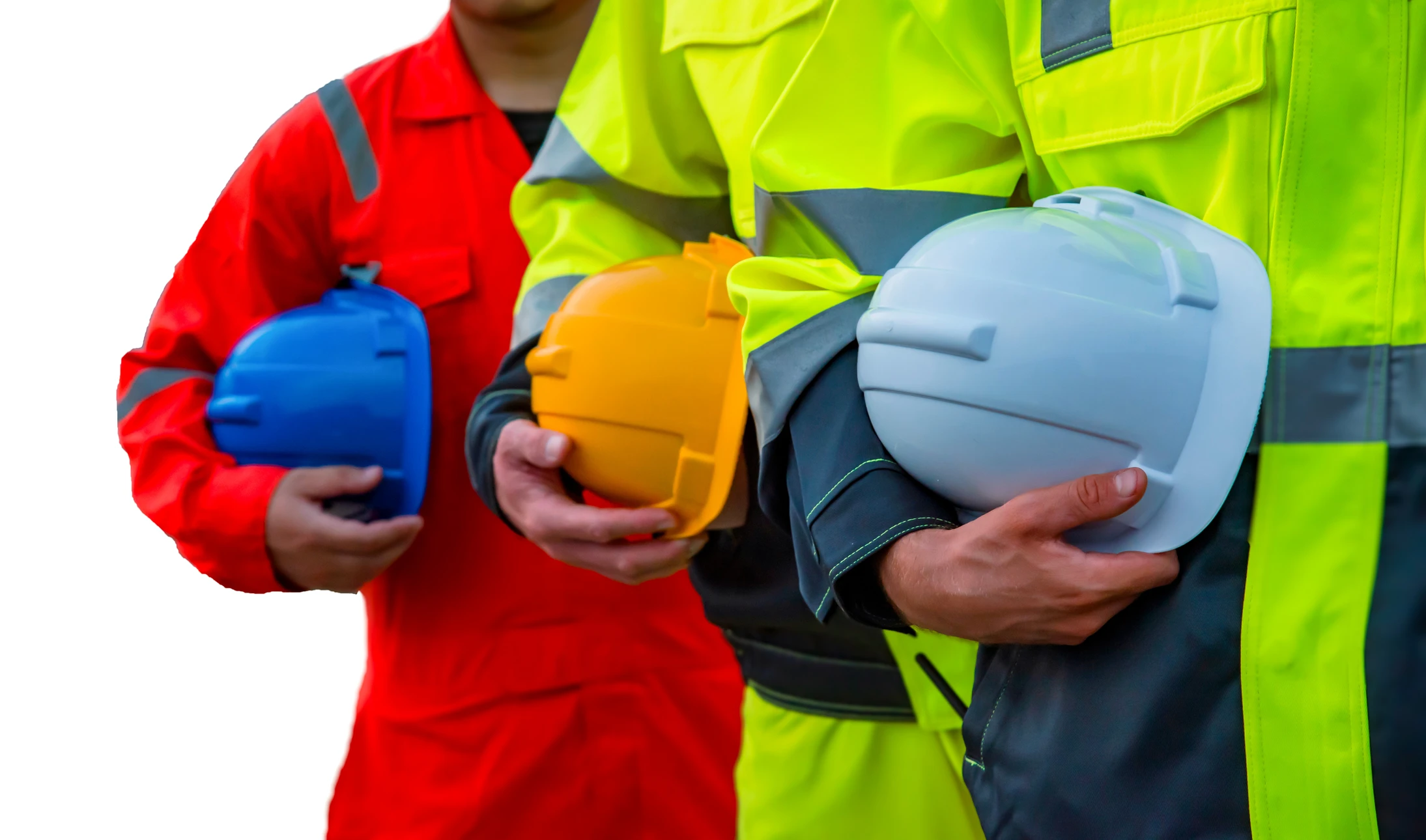 Ouvrier du bâtiment en équipement de sécurité observant un chantier de construction résidentielle