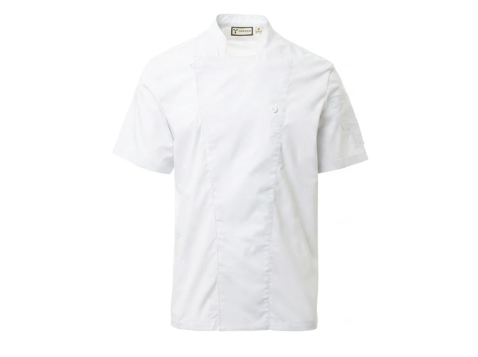 Un chef en tenue noire finalise le dressage d'un plat gastronomique sur assiette ardoise noire, saupoudrant délicatement des condiments