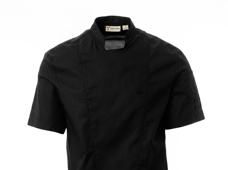 Intérieur studio, chef cuisinier masculin en veste de cuisine blanche traditionnelle à double boutonnage, bras croisés, tenant une cuillère en bois, expression confiante et souriante