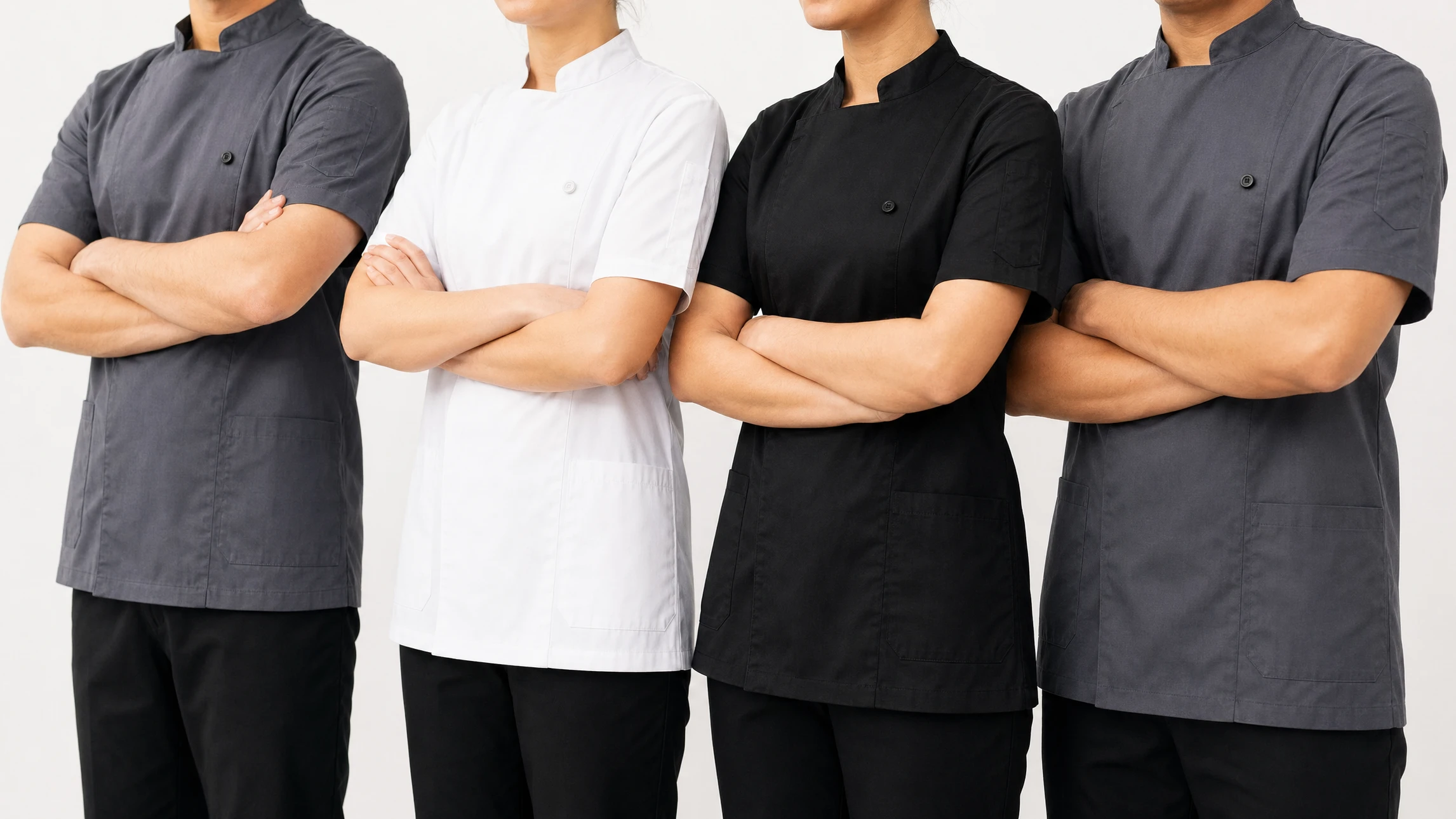 Scène intérieure professionnelle avec personne portant une toque de chef blanche traditionnelle, évoquant l'univers de la restauration et des services culinaires